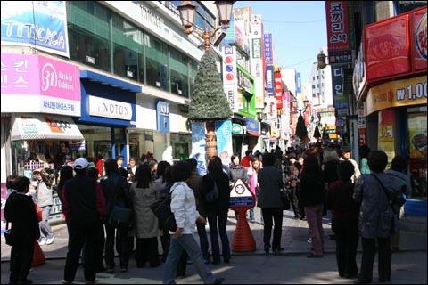 춘천 명동거리의 '욘사마' 열풍, 거리를 메운 사람들은 대부분 일본 열성팬들이다. 